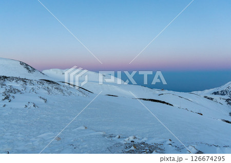 立山のエンマ台から見る早朝の奥大日岳と幻想的なヴィーナスベルト、朝焼け 立山のエンマ台から見る早朝の奥大日岳と幻想的なヴィーナスベルト、朝焼け 126674295