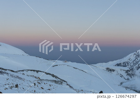 立山のエンマ台から見る早朝の奥大日岳と幻想的なヴィーナスベルト、朝焼け 126674297