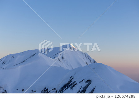 立山のエンマ台から見る早朝の奥大日岳と幻想的なヴィーナスベルト、朝焼け 立山のエンマ台から見る早朝の奥大日岳と幻想的なヴィーナスベルト、朝焼け 126674299