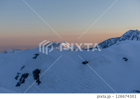 立山のエンマ台から見る早朝の奥大日岳と幻想的なヴィーナスベルト、朝焼け 126674301