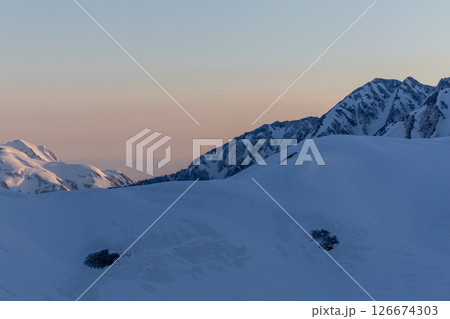 立山のエンマ台から見る早朝の奥大日岳と幻想的なヴィーナスベルト、朝焼け 立山のエンマ台から見る早朝の奥大日岳と幻想的なヴィーナスベルト、朝焼け 126674303