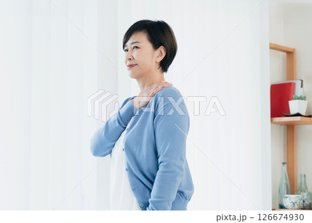 肩の痛みが辛い中高年女性 126674930