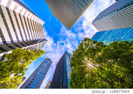 日本の東京都市景観5月。大手町プレイスや大手町タワーなど大手町のオフィス街などを望む 126675003