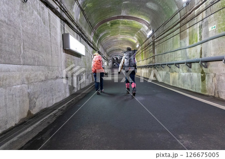 登山者がトンネルを歩いて黒部ダム駅へ向かって歩いている様子 登山者がトンネルを歩いて黒部ダム駅へ向かって歩いている様子 126675005