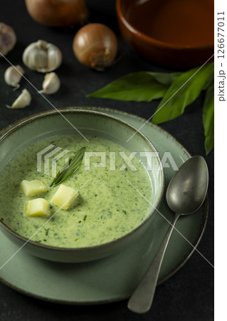 Soup of wild garlic, potatoes, onions and cream 126677011