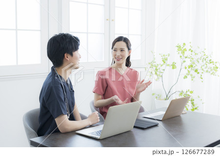 相談する男女看護師 126677289