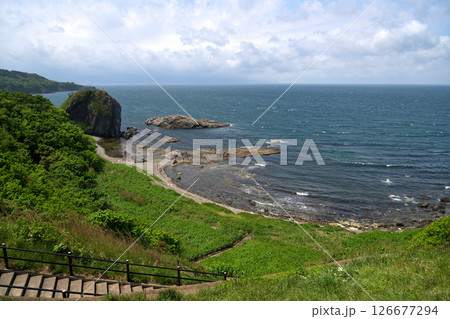 津軽半島随一の景勝地　高野崎から袰月海岸を望む 126677294