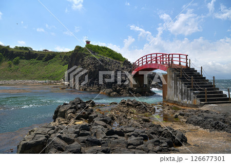 津軽半島の景勝地 高野崎の潮騒橋と渚橋 強風で白波の立つ岩場 津軽半島の景勝地 高野崎の潮騒橋と渚橋 強風で白波の立つ岩場 126677301