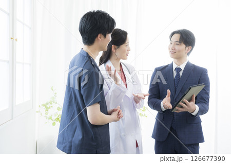 医療関係者にプレゼンするスーツの男性 126677390