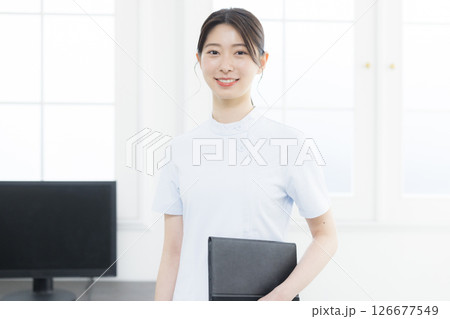 タブレットを持つ看護師 126677549