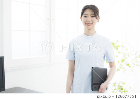 タブレットを持つ看護師 126677551