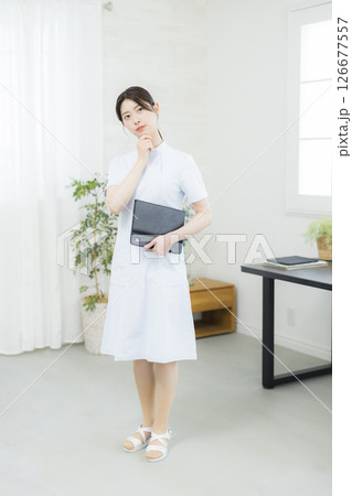 タブレットを持つ看護師 タブレットを持つ看護師 126677557