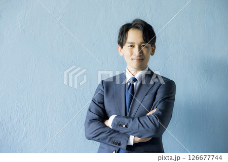 腕組みするスーツの男性 126677744