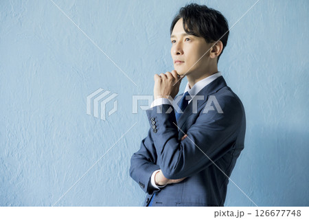 腕組みするスーツの男性 126677748