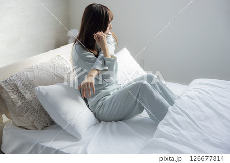 ベッドで伸びをする女性 ベッドで伸びをする女性 126677814