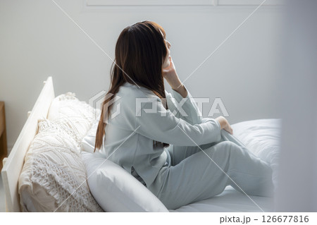 ベッドで伸びをする女性 126677816