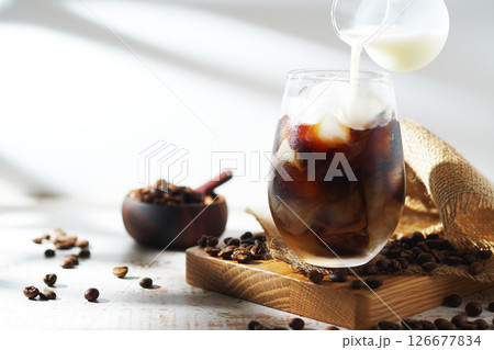 アイスコーヒーに注がれる冷たいミルク アイスコーヒーに注がれる冷たいミルク 126677834
