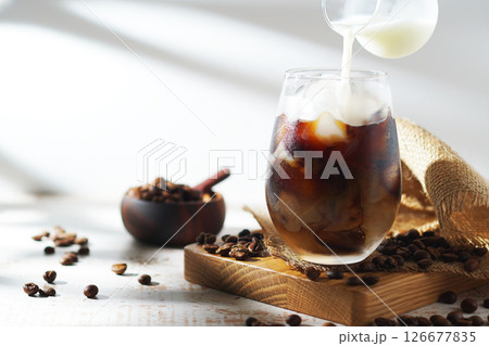 アイスコーヒーに注がれる冷たいミルク アイスコーヒーに注がれる冷たいミルク 126677835
