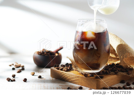 アイスコーヒーに注がれる冷たいミルク アイスコーヒーに注がれる冷たいミルク 126677839
