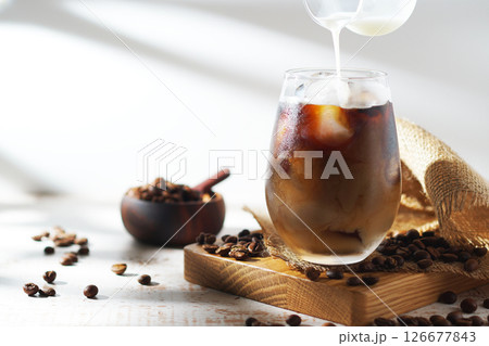 アイスコーヒーに注がれる冷たいミルク アイスコーヒーに注がれる冷たいミルク 126677843