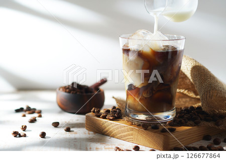 アイスコーヒーに注がれる冷たいミルク アイスコーヒーに注がれる冷たいミルク 126677864