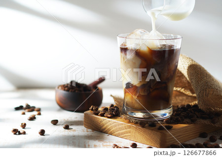 アイスコーヒーに注がれる冷たいミルク アイスコーヒーに注がれる冷たいミルク 126677866