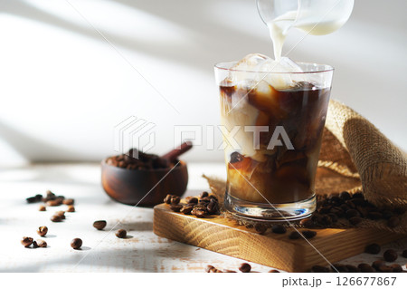 アイスコーヒーに注がれる冷たいミルク アイスコーヒーに注がれる冷たいミルク 126677867