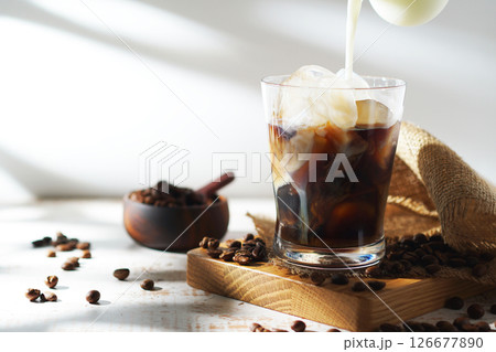 アイスコーヒーに注がれる冷たいミルク アイスコーヒーに注がれる冷たいミルク 126677890
