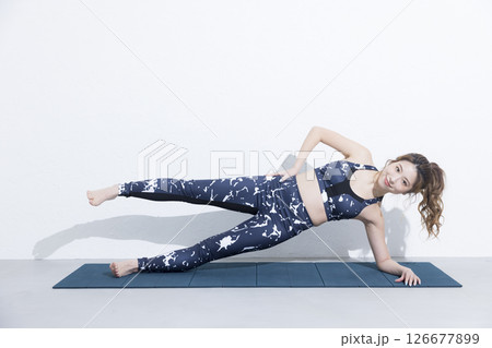 筋トレをする女性 筋トレをする女性 126677899