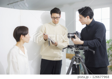 動画撮影をするカメラマンの男性  126677968