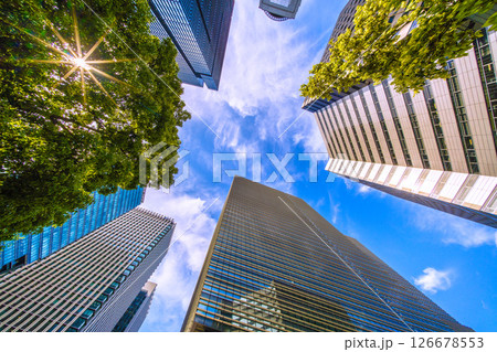 日本の東京都市景観5月28日。新緑の大手町。大手町プレイスやアーバンネット大手町ビルなどを望む 日本の東京都市景観5月28日。新緑の大手町。大手町プレイスやアーバンネット大手町ビルなどを望む 126678553