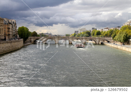 フランス　パリ セーヌ川　ポンヌフ 126679502