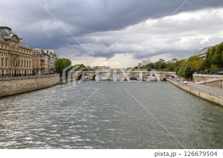 フランス　パリ セーヌ川　ポンヌフ 126679504