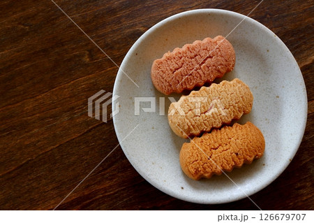 真上から見たテーブル背景の沖縄の伝統的なお菓子のちんすこう 真上から見たテーブル背景の沖縄の伝統的なお菓子のちんすこう 126679707