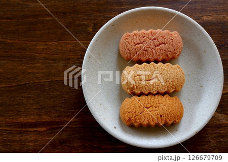 真上から見たテーブル背景の沖縄の伝統的なお菓子のちんすこう 126679709