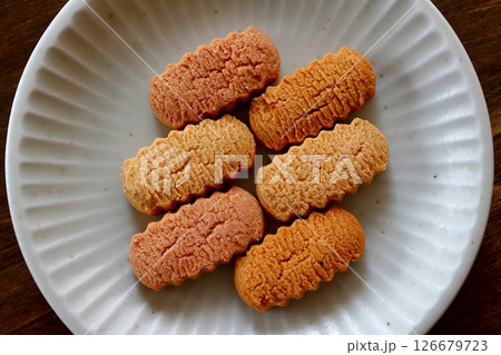 真上から見たテーブル背景の沖縄の伝統的なお菓子のちんすこう 真上から見たテーブル背景の沖縄の伝統的なお菓子のちんすこう 126679723