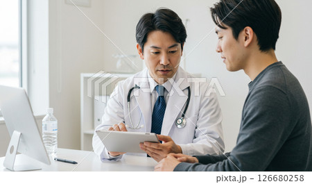 タブレットで患者に説明する医師 126680258