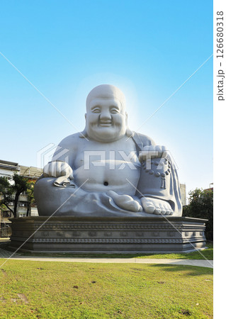 2024年、金色から本来の灰色に修復された宝覚禅寺の弥勒大仏 126680318