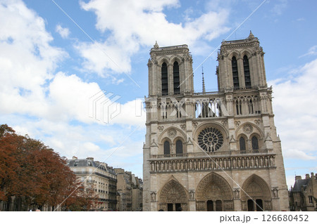 フランス　パリ　ノートルダム大聖堂　火災消失前 126680452
