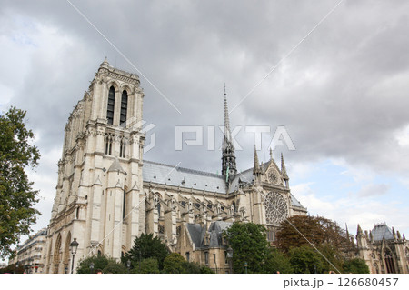 フランス　パリ　ノートルダム大聖堂　火災消失前 126680457