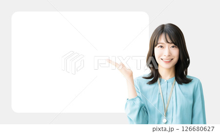 手で案内をする笑顔の女性・白枠付き 手で案内をする笑顔の女性・白枠付き 126680627