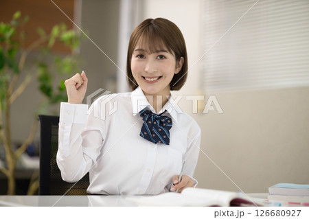 勉強中の制服着た女子高生 126680927
