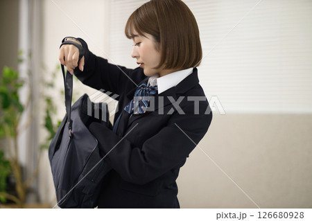 制服の女子高生 126680928
