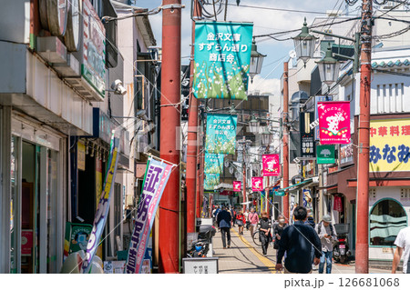 【神奈川県】金沢文庫駅前の商店街 すずらん通り（令和7年4月） 126681068