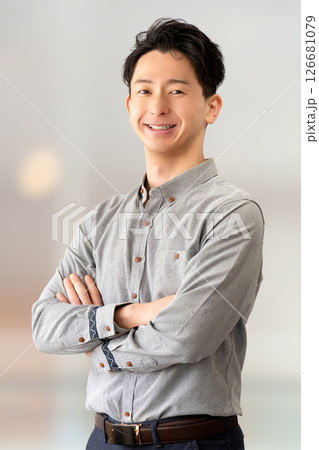 腕組みをして微笑む男性ビジネスマン 腕組みをして微笑む男性ビジネスマン 126681079