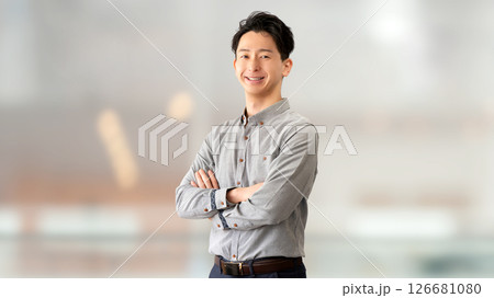 腕組みをして微笑む男性ビジネスマン 126681080
