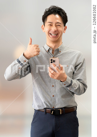 スマートフォンを持っていいね!のポーズをする男性 スマートフォンを持っていいね!のポーズをする男性 126681082