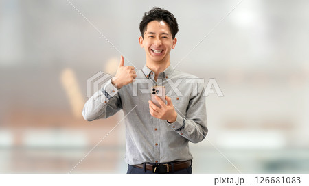 スマートフォンを持っていいね！のポーズをする男性 126681083
