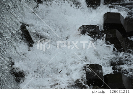 河川の氾濫・増水　溢水　越水　A river overflows 126681211