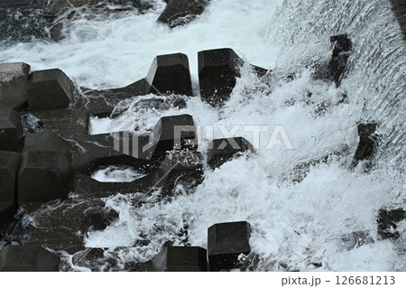 河川の氾濫・増水 溢水 越水 A river overflows 河川の氾濫・増水 溢水 越水 A river overflows 126681213